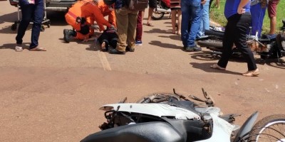 Carro atingiu duas motos após cruzar via nesta tarde, em Rolim de Moura; uma das vítimas teve fratura de braço