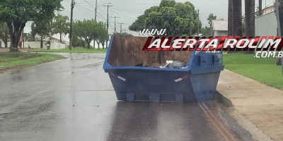 Motociclista sofreu fratura de perna ao bater em caçamba de entulho que estava na via, em Rolim de Moura 