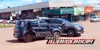 Colisão entre dois carros foi registrada no Centro de Rolim de Moura