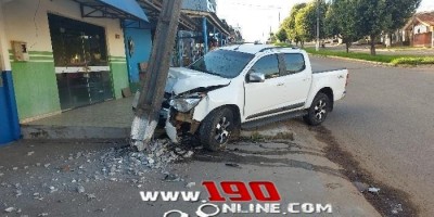 Motorista atingiu poste no Centro de Alta Floresta do Oeste 