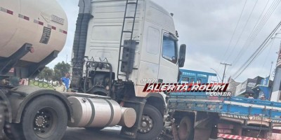 PM registrou colisão entre carreta e caminhão nessa tarde, em Rolim de Moura