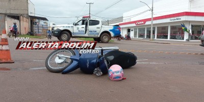 No segundo acidente do dia, condutora de moto foi socorrida após colisão com carro em uma das rotatórias de Rolim de Moura
