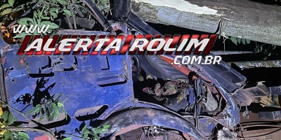 Motorista ficou preso entre às ferragens após caminhão toreiro sair da rodovia nessa madrugada, em Rolim de Moura 