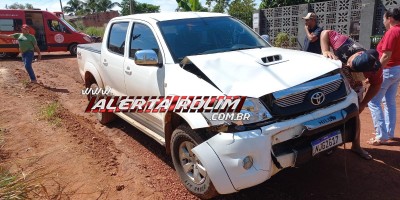 Colisao entre caminhonete e moto deixou duas pessoas feridas nessa tarde no bairro Cidade Alta, em Rolim de Moura