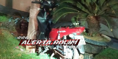 Junho já registrou acidente de trânsito em Rolim de Moura; moto ficou presa em poste e condutor foi socorrido 
