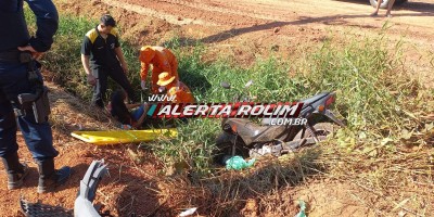 Ocupantes de moto ficaram feridos após colisão com carro nessa tarde no bairro Olímpico, em Rolim de Moura