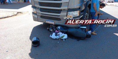 Mulher foi socorrida após ter moto atingida por carreta no Centro de Rolim de Moura