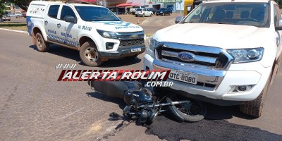 Motociclista foi atingido por caminhonete nessa manhã no Centro de Rolim de Moura