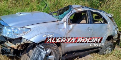 Duas pessoas foram socorridas após capotamento de camioneta na RO 010 entre Rolim de Moura e Nova Estrela