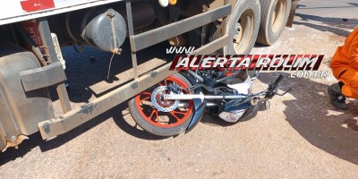 Colisão entre moto e caminhão deixou mulher ferida nessa manhã, em Rolim de Moura