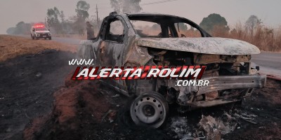 Strada foi completamente destruído po incêndio na RO 010, em Rolim de Moura; motorista não foi localizado