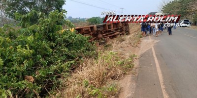 ATUALIZADA - Ônibus escolar com mais de 30 alunos tombou na RO 010, próximo a Nova Estrela 