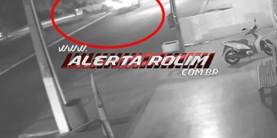 Veja o vídeo da colisão entre dois carros na noite de domingo, em Rolim de Moura