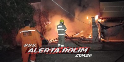 Incêndio em residência no Beira Rio foi registrado na noite de domingo, em Rolim de Moura - Vídeo