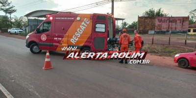 Motociclista foi socorrido após bater na traseira de caminhonete na RO 010, em Rolim de Moura 