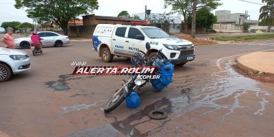 Entregador foi socorrido após sofrer queda ao desviar de carro que avançou a via, em Rolim de Moura