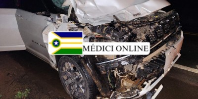 Carro ficou destruído ao bater em vaca solta na BR 364, em Presidente Médici
