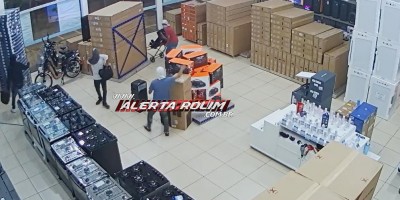 Durante a madrugada, ladrões invadiram loja Gazin e furtaram caixas de som e motor de barco, em Rolim de Moura; veja o vídeo da ação criminosa 