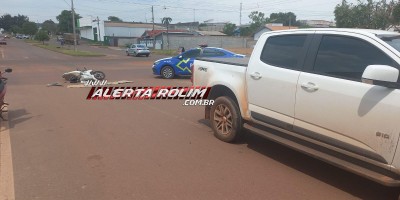 Acidente de trânsito envolvendo moto e caminhonete deixou mulher ferida, em Rolim de Moura