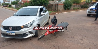 Acidente de trânsito envolvendo moto e carro foi registrado nesta tarde no bairro Planalto, em Rolim de Moura