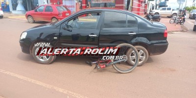 Bicicleta parou embaixo de carro após acidente de trânsito nesta manhã no Centro de Rolim de Moura