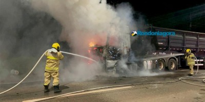 Motorista de Rolim de Moura teve carreta carregada com soja destruída por incêndio, em Porto Velho