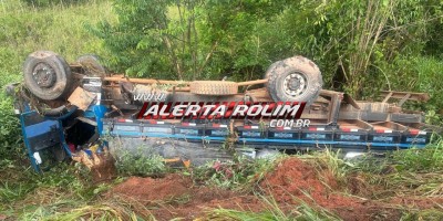 Motorista e passageiro saíram ilesos após caminhão capotar na RO 383, em Rolim de Moura