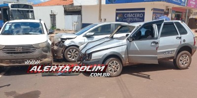 Acidente de trânsito envolvendo três carros foi registrado no bairro Planalto, em Rolim de Moura