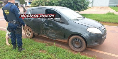 Polícia Militar registrou acidente de trânsito envolvendo carro e moto, em Rolim de Moura