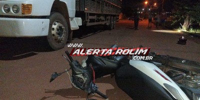 Adolescente foi socorrido após bater moto na traseira de caminhão estacionado, em Rolim de Moura