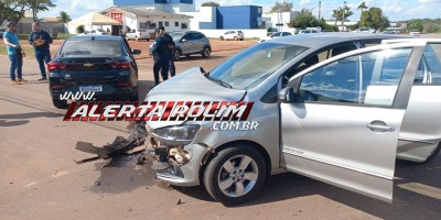 Terceiro acidente de trânsito envolveu dois carros e  foi registrado na esquina do Fórum de Rolim de Moura