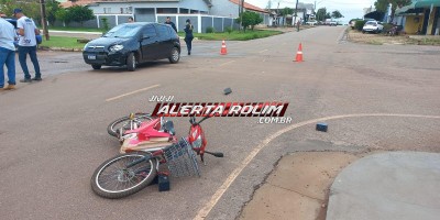 Acidente de trânsito envolvendo carro e bicicleta elétrica deixa mulher ferida em Rolim de Moura