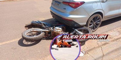 Passageira de moto fraturou os dois braços em acidente de trânsito no Centro de Rolim de Moura