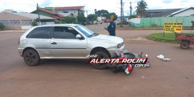 Vídeo - Colisão no primeiro dia do mês deixa moto embaixo de carro em Rolim de Moura