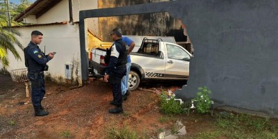 Motorista perde controle de veículo e invade residência 