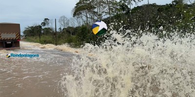  Água invade a BR-364 em trecho entre Jaru e Ariquemes