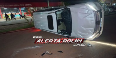 Veículo tombou após colisão com outro carro no Centro de Rolim de Moura- Vídeo