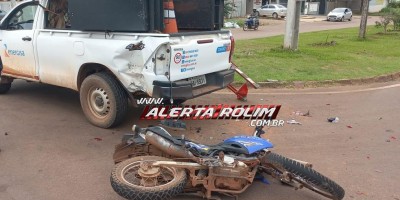 Colisão entre moto e caminhonete da Energisa deixou motociclista ferido nesta tarde, em Rolim de Moura - Vídeo