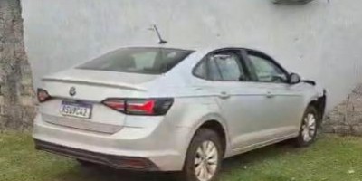 Grávida perdeu controle da direção de carro e atingiu muro de residência no bairro Jequitibá, em Rolim de Moura