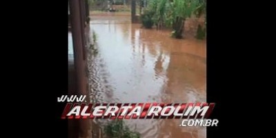 Chuva alaga rua e quintal de moradora no bairro Beira Rio, em Rolim de Moura - vídeo