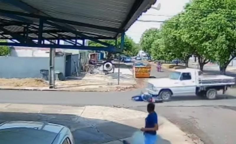 Motociclista escapa da morte ao ser atropelado por caminhonete em Cacoal - Veja o vídeo