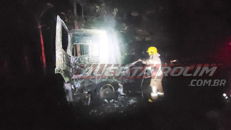 Caminhão carregado com toras pegou fogo nesta sexta-feira na RO 010 em Migrantinópolis