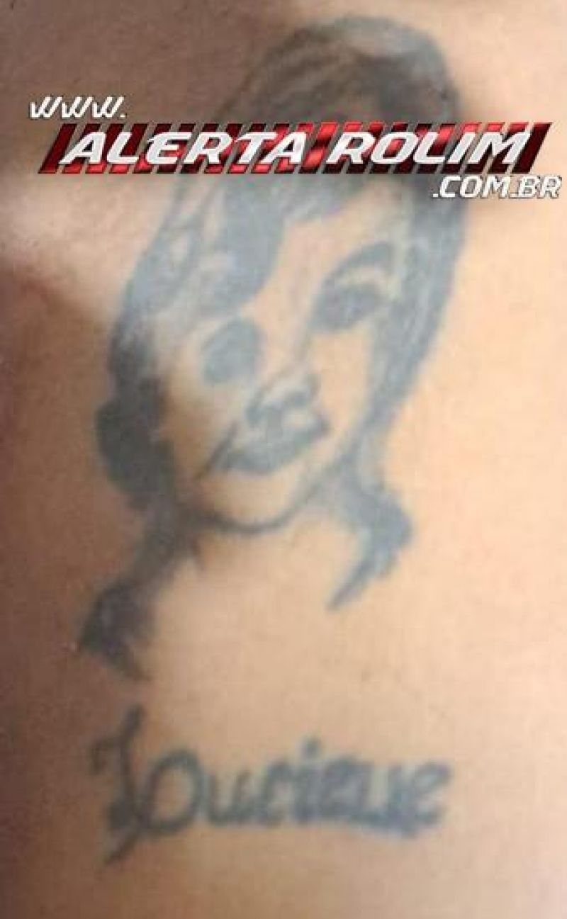 Homem foi assassinado a facadas em Nova Estrela; Tatuagem no braço pode ajudar na identificação da vítima 