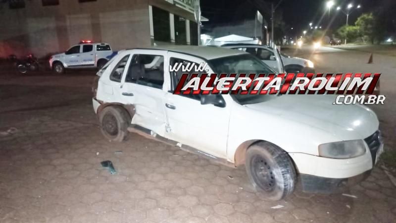 Carro, que era conduzido por adolescente, foi atingido por caminhonete após cruzar via, em Rolim de Moura - Vídeo