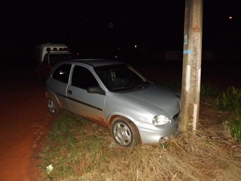 Condutora de veículo perde o controle e bate em poste em Rolim de Moura
