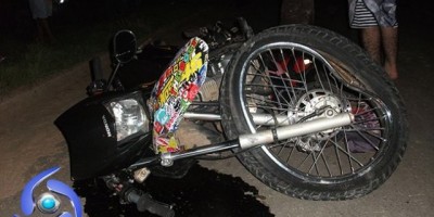 Ji-Paraná – Acidente envolvendo carro e motocicleta deixa uma vítima gravemente ferida