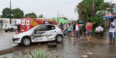 Colisão entre dois veículos atinge pedestre que saia de panificadora - FOTOS