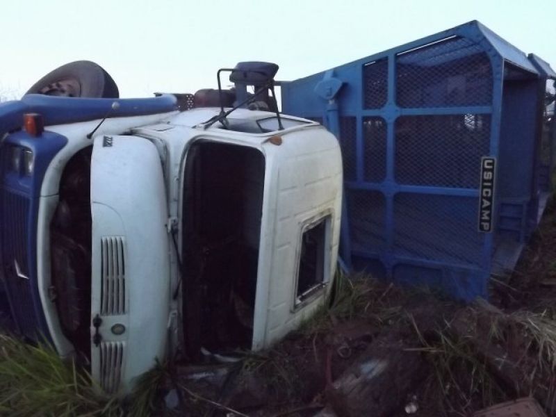 Rolim de Moura – Caminhão sai fora da pista e motorista fica preso nas ferragens.