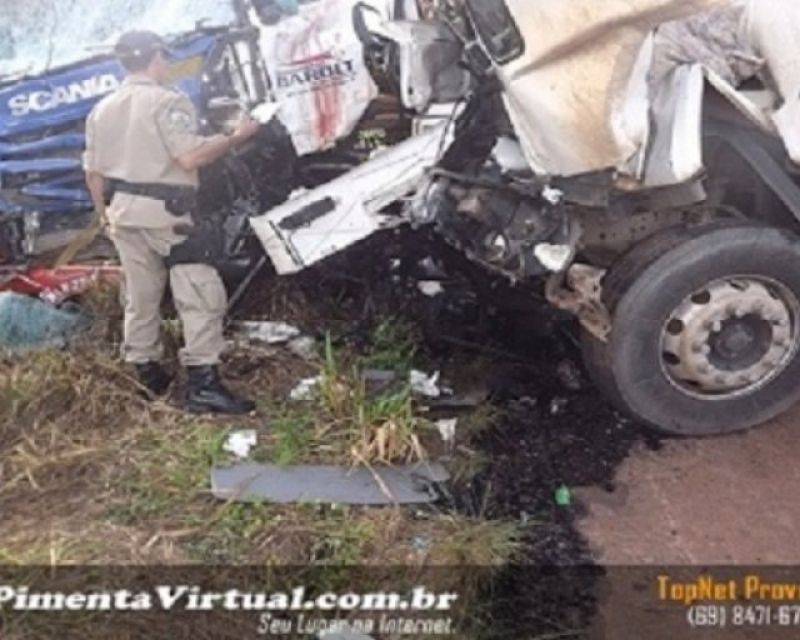 PIMENTA BUENO: GRAVE ACIDENTE NA BR 364 ENVOLVENDO 3 CAMINHÕES PIMENTA BUENO: GRAVE ACIDENTE NA BR 364 ENVOLVENDO 3 CAMINHÕES