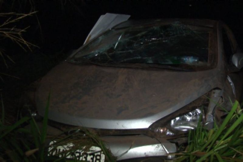Rolim de Moura – Motorista de carro perde o controle da direção, sai da via e bate em barranco, o veículo ficou sozinho a margem da rodovia. Rolim de Moura – Motorista de carro perde o controle da direção, sai da via e bate em barranco, o veículo ficou sozinho a margem da rodovia.